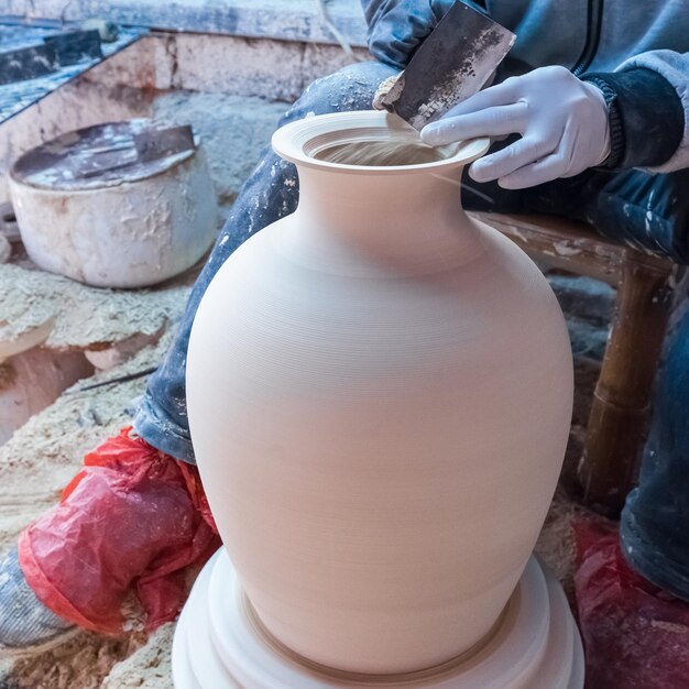 Traditional handmade porcelain process and finishing with a knife make porcelain surface is smooth uniform thickness