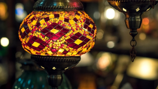 土産物店の伝統的な手作りのトルコのランプ色ガラスのモザイク