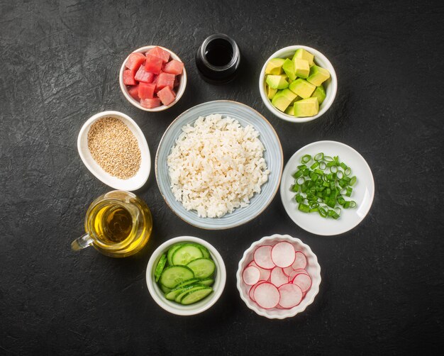 Poke bowl tradizionale hawaiano preparato con tonno