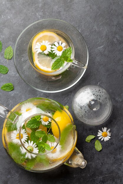 Традиционный травяной чай с цветками лимонной ромашки и мятой, вид сверху, плоская планировка