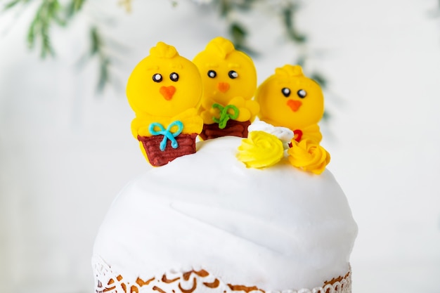 전통적인 휴일 부활절 케이크 장식 흰색 배경에 닭 인사말 카드