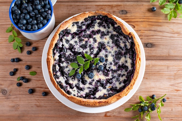 Torta di mirtilli fatta in casa tradizionale sulla vista superiore del tavolo in legno