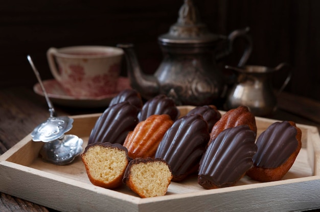 사진 초콜릿 글레이즈를 곁들인 전통 수제 클래식 비스킷 프랑스 마들렌 레몬 쿠키