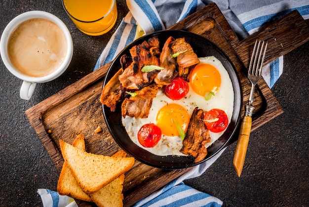 Photo traditional homemade english american breakfast, fried eggs, toasts, bacon, with coffee mug and orange juice