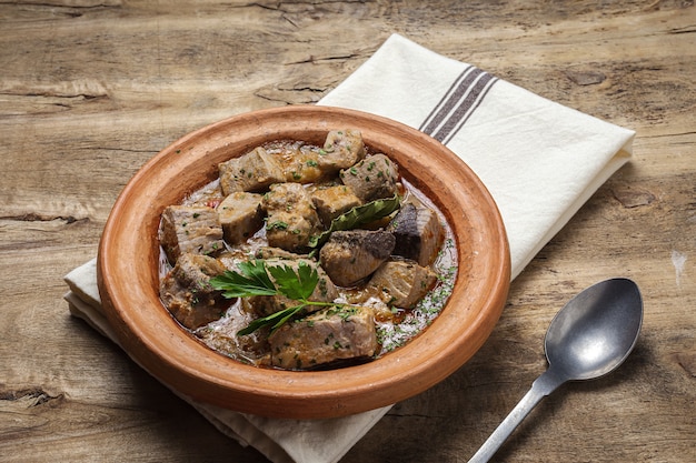 Tajin di pesce fatto in casa tradizionale con patate. cibo marocchino. cibo halal