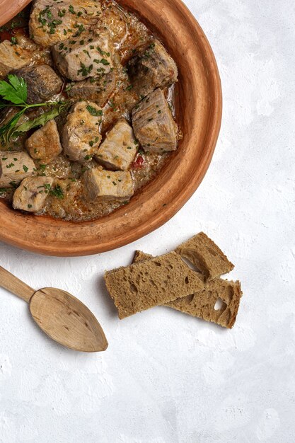 Foto tajin di pesce fatto in casa tradizionale con patate. cibo marocchino. cibo halal