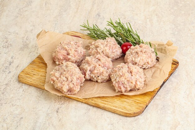 Photo traditional homemade raw pork meatballs