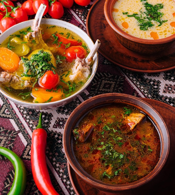 Photo traditional homemade soup served in earthenware bowls