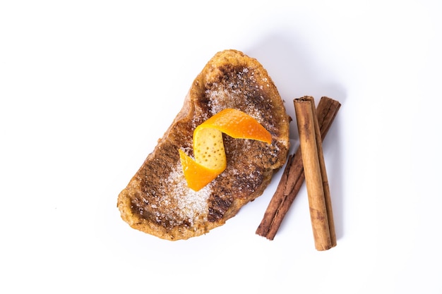 흰색 배경에 격리된 계피와 오렌지 껍질로 장식된 전통 홈메이드 스페인 토리자