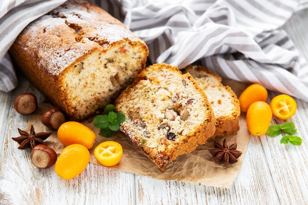 사진 말린 과일과 견과류와 함께 전통 수제 stollen