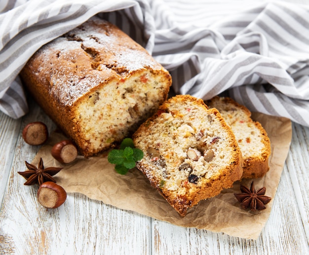 말린 과일과 견과류와 함께 전통 수제 stollen