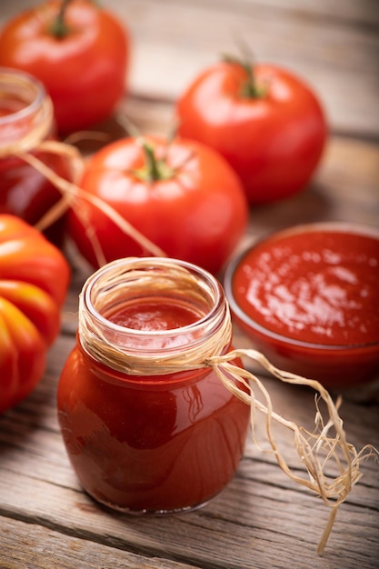 Photo a traditional homemade tomato sauce and tomatoes