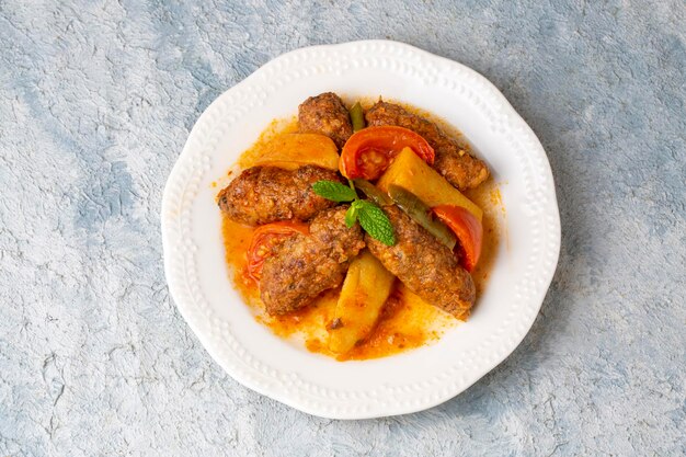 Традиционная домашняя турецкая еда Кёфте Кёфта с томатным соусом и картофелем Турецкое имя Измир кёфте