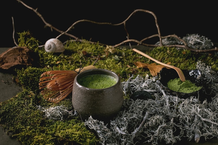 セラミックカップの伝統的な熱い緑茶抹茶