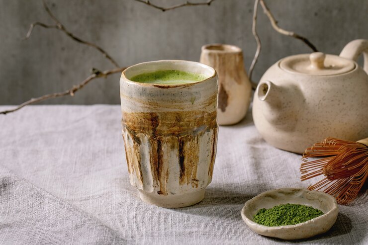 セラミックカップの伝統的な熱い緑茶抹茶
