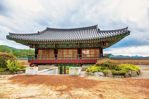 空の向こうの野原にある伝統的な家