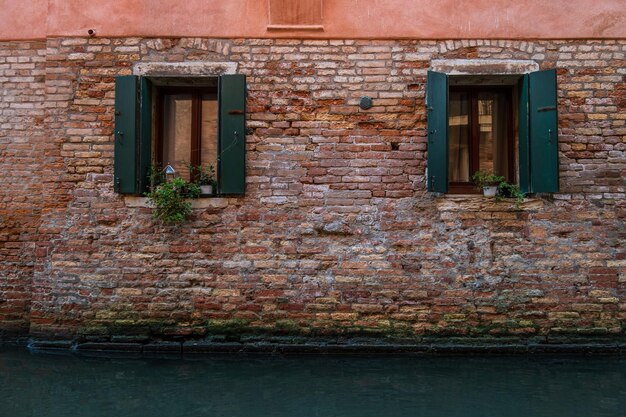 Foto finestre di case tradizionali sui canali di venezia viste attraverso i vicoli