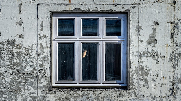 빈티지 창문이 있는 전통 가옥