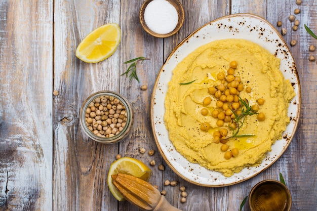 Foto hummus tradizionale su un plat