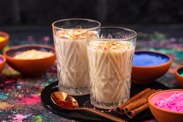 Photo traditional indian drink thandai with saffron