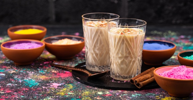 インドの伝統的な飲み物サフランとタンダイ