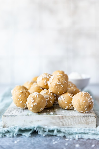 코코넛 플레이크를 곁들인 전통 인도 축제 과자 Laddoo 또는 Laddu 인도에서 인기 있는 달콤한 스낵