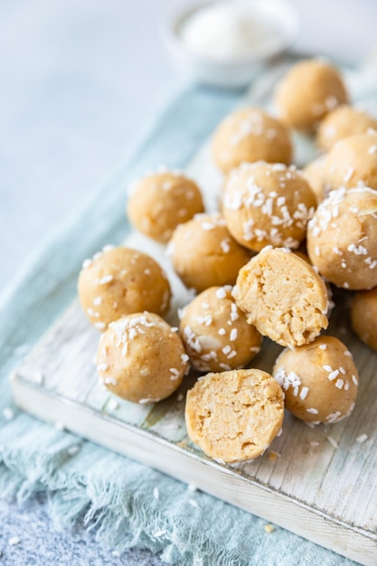 코코넛 플레이크를 곁들인 전통 인도 축제 과자 Laddoo 또는 Laddu 인도에서 인기 있는 달콤한 스낵