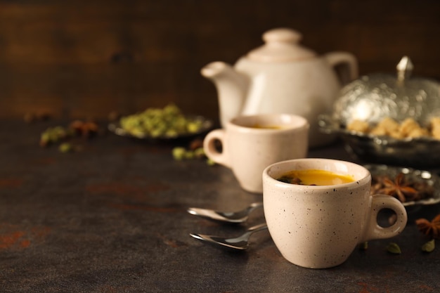 Традиционный индийский горячий напиток с молоком и специями Масала чай