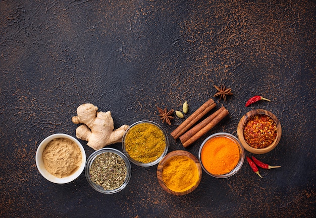 Photo traditional indian spices on rusty background