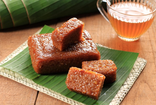 Photo traditional indonesian food wajik made from sticky rice brown sugar and coconut milk