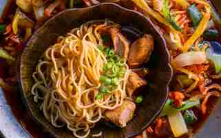 Photo traditional indonesian meal bami goreng with noodles vegetables and chicken