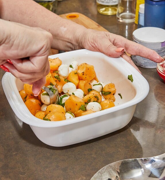 전통적인 이탈리아 식초 프로시우토 멜론과 모차라 멜론 공을 특별한 <unk>가락으로 잘라