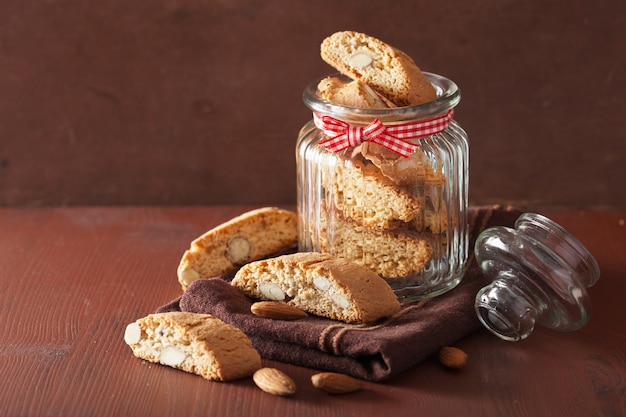 Традиционное итальянское печенье cantuccini в стеклянной банке