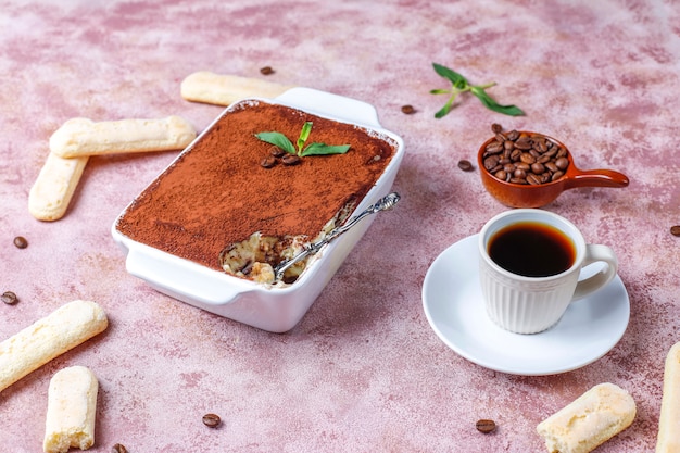 Tiramisù italiano tradizionale del dessert in piatto ceramico, vista superiore.