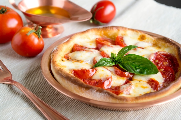 伝統的なイタリア料理、おいしいピザマルガリータ。