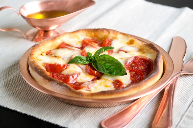 Традиционное итальянское блюдо, вкусная пицца Маргарита.