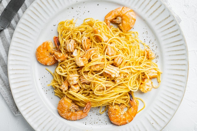 Piatto della tradizione italiana. pasta con pesto di ricotta parmigiano e set di frutti di mare alla griglia, nel piatto