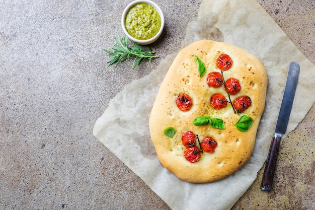 トマトとローズマリーの伝統的なイタリアのフォカッチャ