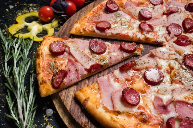 Foto cibo tradizionale italiano. pizza croccante con prosciutto crudo e peperoni. nutrizione equilibrata e concetto di dieta