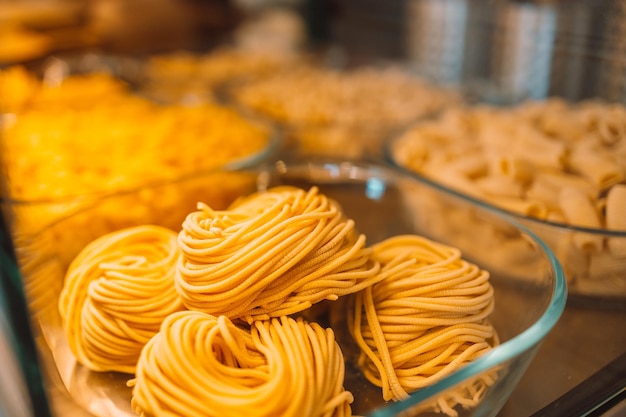 Pasta organica colorata fresca italiana tradizionale in vetrina cibo italiano in un mercato agricolo a pisa italia
