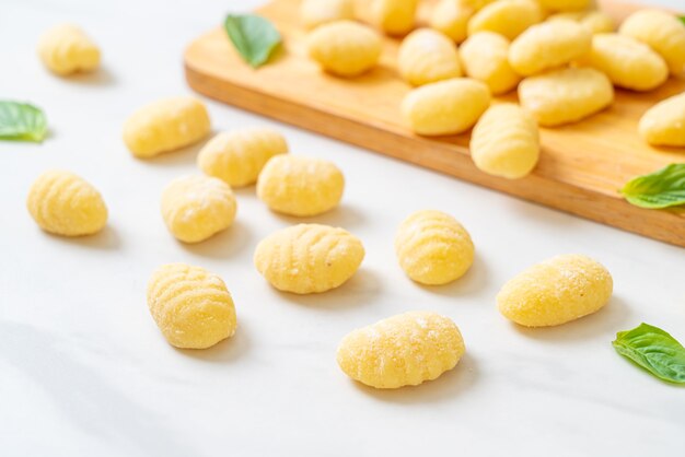 Gnocchi italiani tradizionali di pasta cruda - stile alimentare italiano