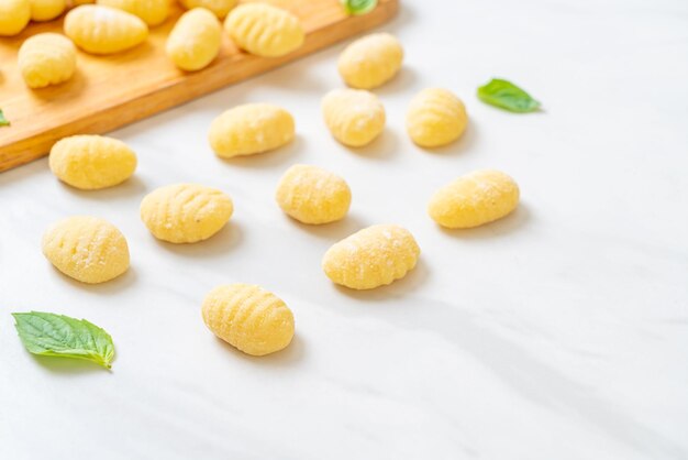 Foto pasta tradizionale italiana di gnocchi, cruda