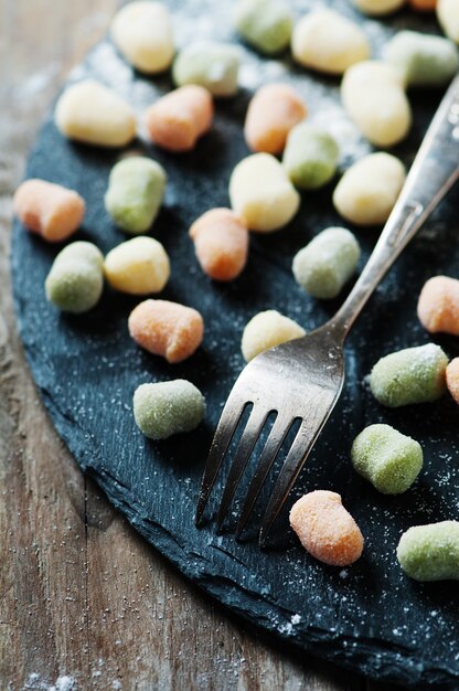 Foto gnocchi italiani tradizionali sul tavolo