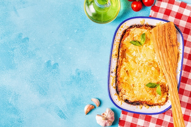 Lasagne italiane tradizionali con verdure, carne macinata e formaggio, vista dall'alto, copia dello spazio.