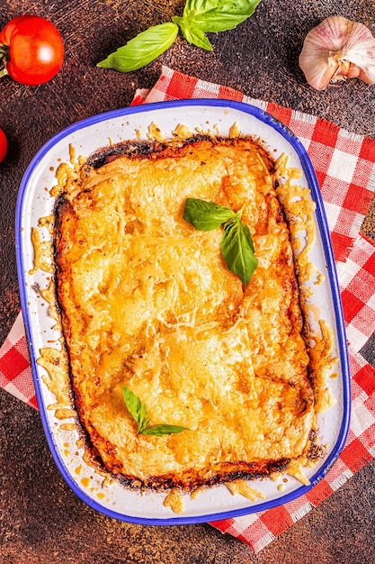 Lasagne italiane tradizionali con verdure, carne macinata e formaggio, vista dall'alto, copia dello spazio.