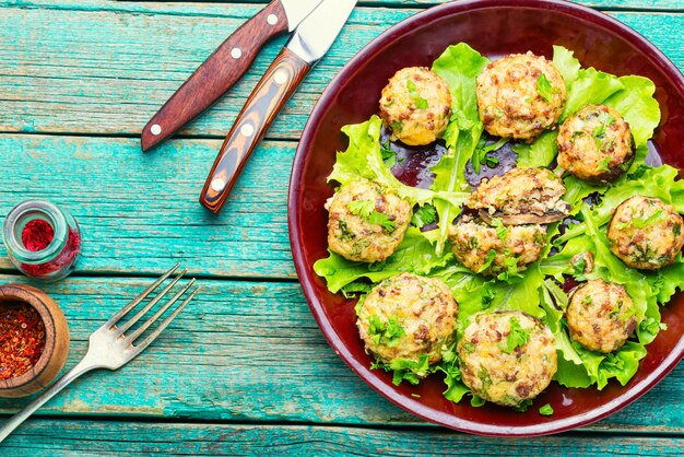 Photo traditional italian mushroom caps stuffed with minced meat