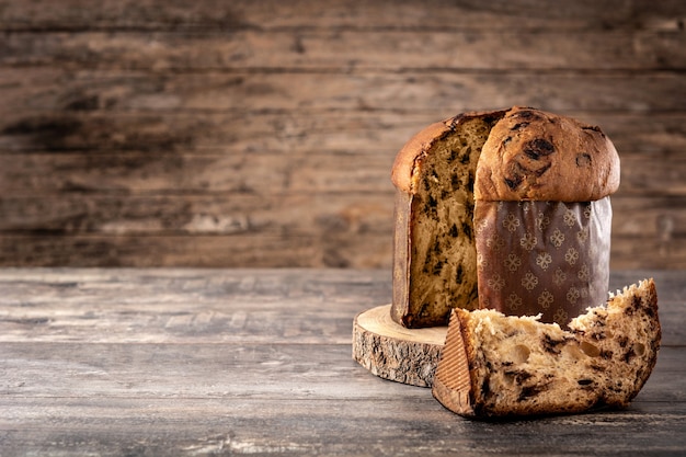 Panettone tradizionale italiano per natale su tavola di legno