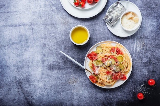 Pasta italiana tradizionale con pomodoro, zucchine e parmigiano