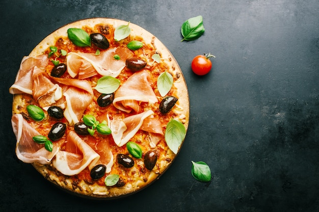 Photo traditional italian pizza on dark table