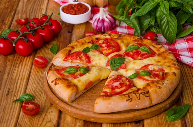トマトとモッツァレラチーズの伝統的なイタリアのピザマルガリータ